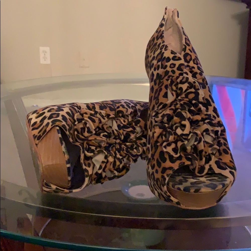 Leopard print pumps